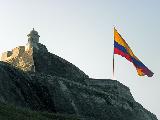Колумбийский флаг над крепостью