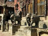 Слоны у храма